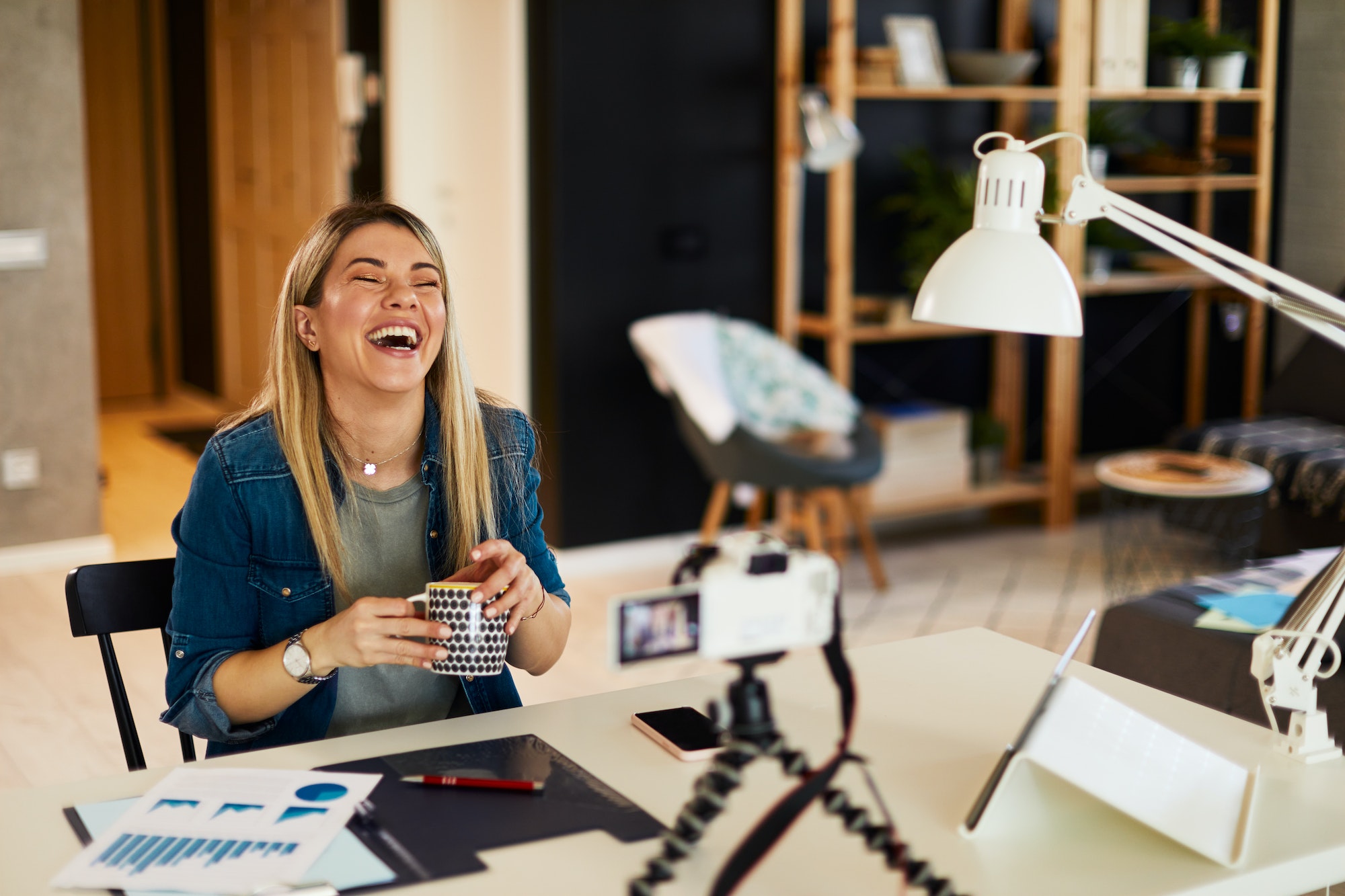 femeia care inregistreaza un video pentru video branding personal
